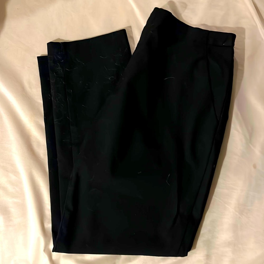 Uniqlo black tailored ankle pant. Stretchy. Perfect for casual work day! Size M